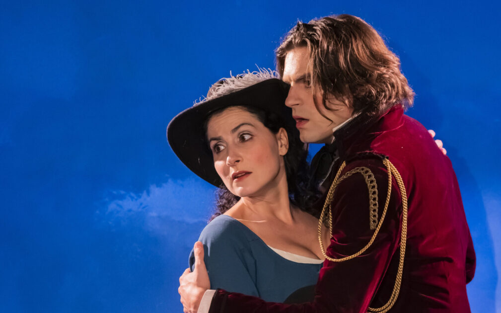 Photographie des comédiens en costumes